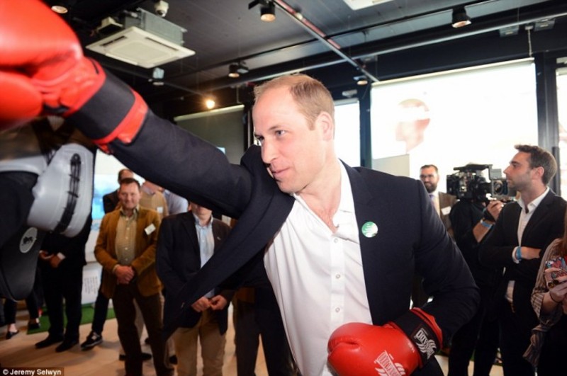 كيت ميدلتون والأمير ويليام وشقيقه هاري يمارسون رياضة الـ BOXING.. بالصور